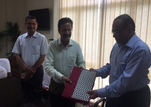 बिहार लोक सेवा आयोग के अध्यक्ष श्री आलोक सिन्हा को राजस्थान लोक सेवा आयोग के सचिव श्री       गिरिराज सिंह कुशवाहा आयोग द्वारा किए गए नवाचारों की जानकारी का सैट भेंट करते हुए