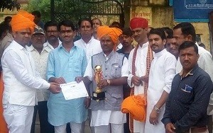 विधायक व प्रधान से सम्मानित होते कपिलदेव