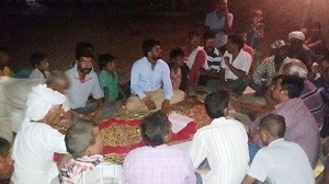 शौचालय बनाने के लिए ग्रामीणों को प्रेरित करते हुए कपिलदेव