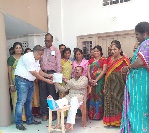 शिक्षा राज्य मंत्राी प्रो. वासुदेव देवनानी सावित्राी राजकीय बालिका विद्यालय की शिक्षिकाओं के चैक बैंक मैनेजर श्री दिनेश पाटनी को सौंपते हुए 
