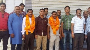 चुनाव के बाद निर्वाचित अध्यक्ष व उपाध्यक्ष ग्रामीणों के साथ