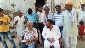 समारोह में उपस्थित पूर्व विधायक और कार्यकर्ता