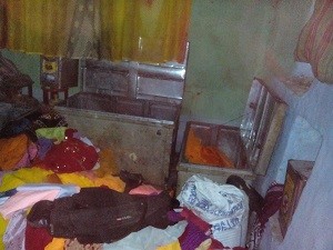 चेतनषर्मा के मकान मे चोरी के बाद बिखरा सामान