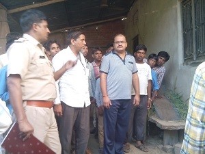 मौका मुआयना कर जानकारी लेते  सरवाड थाना प्रभारी भूपेषषर्मा।