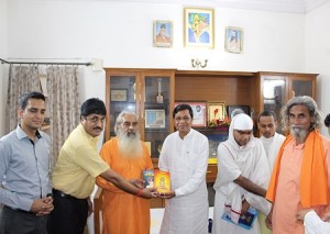  गणि राजेन्द्र विजयजी की पुस्तक ‘महावीर का समाजशास्त्र’ केन्द्रीय कृषि राज्यमंत्री श्री सुदर्शन भगत को भंेट करते हुए श्री ललित गर्ग। साथ में हैं महामंडलेश्वर श्री शंकरानंद