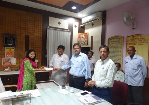 प्रान्हेड़ा सरपंच नूतन चोटिया को प्रोत्साहन राषि का चेक वितरण करते हुए जिला प्रमुख वंदना नोगिया। 