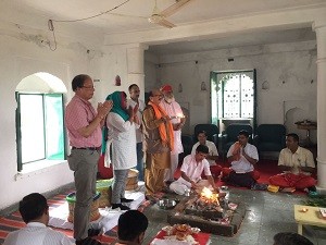दैवीय अनुष्ठान में पूजा करते अमरसिंह और ब्रिटेन की पूर्व मंत्री सैंडी वर्मा