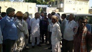 मेनार।खेरोदा थाना के बाहर उपस्थित लोग व शक्तावत।