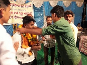 कार्यक्रम के दौरान स्वागत करते कार्यकर्त्ता।