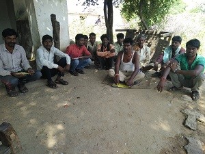 अमरोद के लोग अपनी समस्या बताते हुए