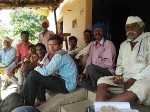 ग्रामीण अपनी समस्या बताते हुए