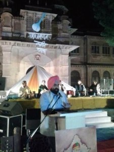 एसपी डॉ अमनदीप सिंह कपूर। बीकानेर अब कबीर यात्रा के लिए भी अलहदा पहचान बनाएगा। कबीर यात्रा के लिए पहले पहल हुई प्रेस वीर्ता में ऐसी ही मंगल कामनाएं लेने -देने वाले एसपी डॉ कपूर और इनकी टीम ने सामाजिक सरोकारों का निर्वहन से पुलिस का जनप्रिय चेहरा बीकानेर में उकेरा है। पुलिस के इस चेहरे को सलाम। ( मोहन थानवी)