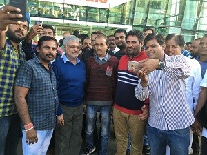 सीपी जोशी से एयरपोर्ट पर मुलाकात करते प्रधान प्रतिनिधि व उपस्थित कार्यकर्ता।लोकेश मेनारिया