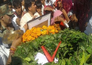 शहीद प्रेमसिंह की पत्नी और मां को अंतिम दर्शन करवाते हुए