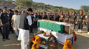  शहीद प्रेमसिंह सारण को पुष्प चक्र अर्पित कर श्रद्धाजंलि देते हुए कांग्रेस प्रदेशाध्यक्ष सचिन पायलट