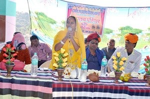 राजकीय उच्च प्राथमिक विद्यालय भाकरड़ा में आयोजित समारोह को सम्बोधित करती प्रधान गायत्रा देवी रावत एवं मंचासीन अतिथिगण। 
