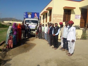 मुख्यमंत्रा जल स्वावलम्बन अभियान के द्वितीय चरण के तहत ग्राम पंचायत बामनहेडा के अटल सेवा केन्द्र पर जागरूकता रथ के साथ स्थानीय जनप्रतिनिधि व आमजन।