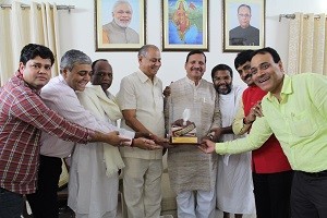 राजस्थान मित्र परिषद के द्वारा सुखी परिवार अभियान के प्रणेता गणि राजेन्द्र विजय के सान्निध्य में सांसद श्री रामसिंहभाई राठवा का सम्मान करते हुए परिषद के अध्यक्ष श्री कोमल चैधरी, पूर्व अध्यक्ष श्री एस. आर. जैन, श्री हरीश चैधरी एवं श्री ललित गर्ग। साथ में हैं पूर्व केन्द्रीय मंत्री एवं सांसद श्री मनसुखभाई वसावा।