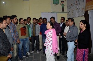 विधायक सुश्री सिद्धि कुमारी सूचना केन्द्र में पाठकों से बातचीत करते हुए