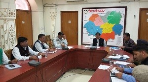 जिला कलक्टर वेदप्रकाश बैठक को संबोधित करते हुए
