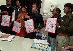 नगरपरिषद सभापति श्रीमती बबीता चौहान एवं उपखण्ड अधिकारी पीयूष समारिया पार्षदगणों के संग नगरपरिषद ब्यावर परिसर में शुक्रवार को कपड़ा से बने थैला का विमोचन करते हुए।