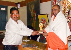 महामण्डलेश्वर नवलगिरी महाराज को स्मृति चिन्ह् प्रदान करते ‘विषबाण के सम्पादक मफतलाल अग्रवाल