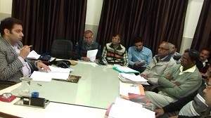 उपखण्ड अधिकारी पीयूष समारिया गुरूवार को ब्यावर को खुले में शौच से मुक्त कराने संबंधी प्रयासों के अनुक्रम में वार्ड प्रभारी अधिकारियों व पर्यवेक्षकों की समीक्षा  बैठक में  आवश्यक दिशा-निर्देश देते हुए