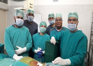 मित्तल हॉस्पिटल में बैलून काइफोप्लास्टी द्वारा वृद्धा का ऑपरेशन करते ब्रेन व स्पाइन रोग विशेषज्ञ डॉ सिद्धार्थ वर्मा एवं  टीम।