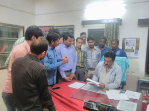 उपखंड अधिकारी को ज्ञापन सौंपते हुए नाकोड़ा युवा मंच के कार्यकर्ता।लोकेश मेनारिया