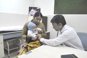 मित्तल हॉस्पिटल एंड रिसर्च सेंटर पर बुधवार को आयोजित निःशुल्क शल्य चिकित्सा परामर्श शिविर में शिशु की जांच करते डॉ महेंद्र जांगिड़।