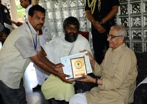 गुजरात के राज्यपाल श्री ओ. पी. कोहली जैन संत गणि राजेन्द्र विजयजी के सान्निध्य में आदिवासी शिक्षकों को सम्मानित करते हुए।
