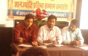 शुक्रवार को आयोजित प्रेस वार्ता के दौरान अपने विचार रखते संस्थान के पदाधिकारी।