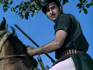 Vinod_Khanna_Mera_Gaon_Mera_Desh