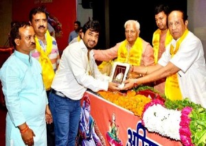 Raj Mahajan being honored by Founder and President of ABMVM
