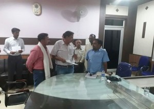जिला परिषद कार्यालय में हंगामा करते षिक्षक रामचन्द्र जाखड़ एवं समझाते हुए एसीईओं संजय माथूर। 