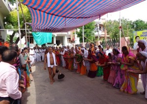 आदिनाथ मंदिर के बाहर मुनिसंघ को आहार के लिए पडगाहन करते हुए श्रावक श्राविकाएं