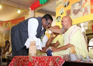 गच्छाधिपति आचार्य श्रीमद् नित्यानंद सूरीश्वरजी से आशीर्वाद ग्रहण करते हुए केन्द्रीय स्वास्थ्य राज्यमंत्री श्री फग्गन कुलस्ते