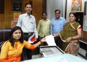 पूर्व ग्राम सेवक की पत्नी को अनुकम्पा नियुक्ति के तहत नियुक्ति पत्र सौपते हुए जिला प्रमुख वंदना नोगिया।