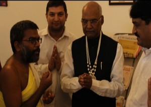 राष्ट्रपति पद की सफलता के लिए आशीर्वाद प्रदत्त करते हुए गणि राजेन्द्र विजय साथ में हैं श्री ललित गर्ग