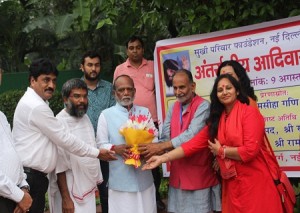 सुखी परिवार फाउंडेशन द्वारा गणि राजेन्द्र विजय के सान्निध्य में आयोजित अंतर्राष्ट्रीय आदिवासी दिवस समारोह में आदिवासी सांसद श्री मनसुखभाई वसावा को सम्मानित करते हुए श्री ललित गर्ग एवं पं. नरेन्द्र शर्मा।