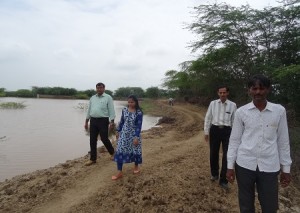 ग्राम पंचायत तिलाना में मुख्यमंत्री जलस्वालम्बन अभियान के कार्याे का निरीक्षण करते हुए जिला प्रमुख वंदना नोगिया।   