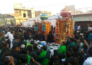 दौराई के मुख्य चौक मे ताजिये के सामने शर्बत पर नज़र दिलवाते हुऐ अकिदतमंद।