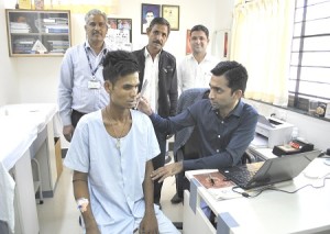 मित्तल हाॅस्पिटल एंड रिसर्च सेंटर अजमेर से उपचार लाभ पाने के बाद घर लौटने से पूर्व पीड़ित गोविंद की जांच करते न्यूरोलोजिस्ट डाॅ विनोद कुमार शर्मा।