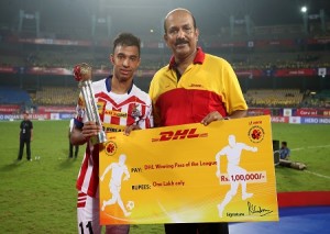 Sameehg Doutie of Atletico de Kolkata receives the DHL Winning Pass of the League Award during the penalty shoot out of the Final of the Indian Super League (ISL) season 3 between Kerala Blasters FC and Atletico de Kolkata held at the Jawaharlal Nehru Stadium in Kochi, India on the 18th December 2016. Photo by Shaun Roy / ISL / SPORTZPICS