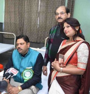 आश्रय फाउंडेशन संस्था के अध्यक्ष भगवान सहाय अग्रवाल खुद रक्तदान करने के बाद मिडिया से बात करते हुये।