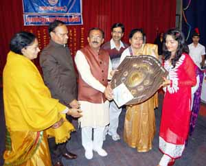 प्रो. वासुदेव देवनानी राजकीय कन्या महाविद्यालय के सभागार मंे वार्षिक पुरस्कार वितरण समारोह के दौरान छात्रा को पुरस्कृत करते हुए।