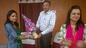 जिला परिषद मुख्यकार्यकारी अधिकारी श्री एल.आर. गुगरवाल को विदाई देते हुए जिला कलक्टर डा.आरूषि मलिक। एवं जिला प्रमुख वंदना नोगिया