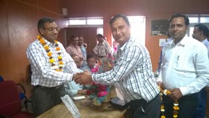 जिला परिषद मुख्यकार्यकारी अधिकारी श्री एल.आर. गुगरवाल को विदाई देते हुए मंत्रालयिंक कर्मचारी संध के जिलाध्यक्ष रवि जोशी।