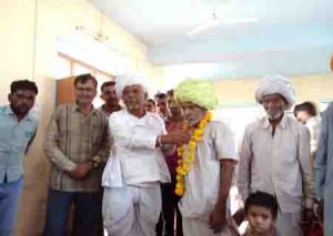 अजमेर जिले के  केकड़ी उपखण्ड की ग्राम पंचायत लसाडिया में आयोजित न्याय आपके द्वार शिविर में लसाडि़या ग्राम निवासी लादू का आपसी सहमति से बटवारा करते हुए अतिरिक्त  कलक्टर बी.एल.मीणा।