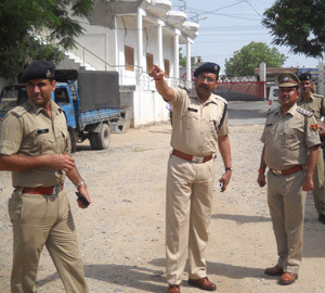 नव एसपी विकास कुमार थाना परिसर व सलामी का निरीक्षण करते हुए  तथा जानकारी लेते हुए। फोटो- सुमन प्रजापति